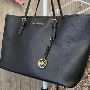 Micheal Kors Jet Set Medium Saffiano Leather Top-Zip tote bag